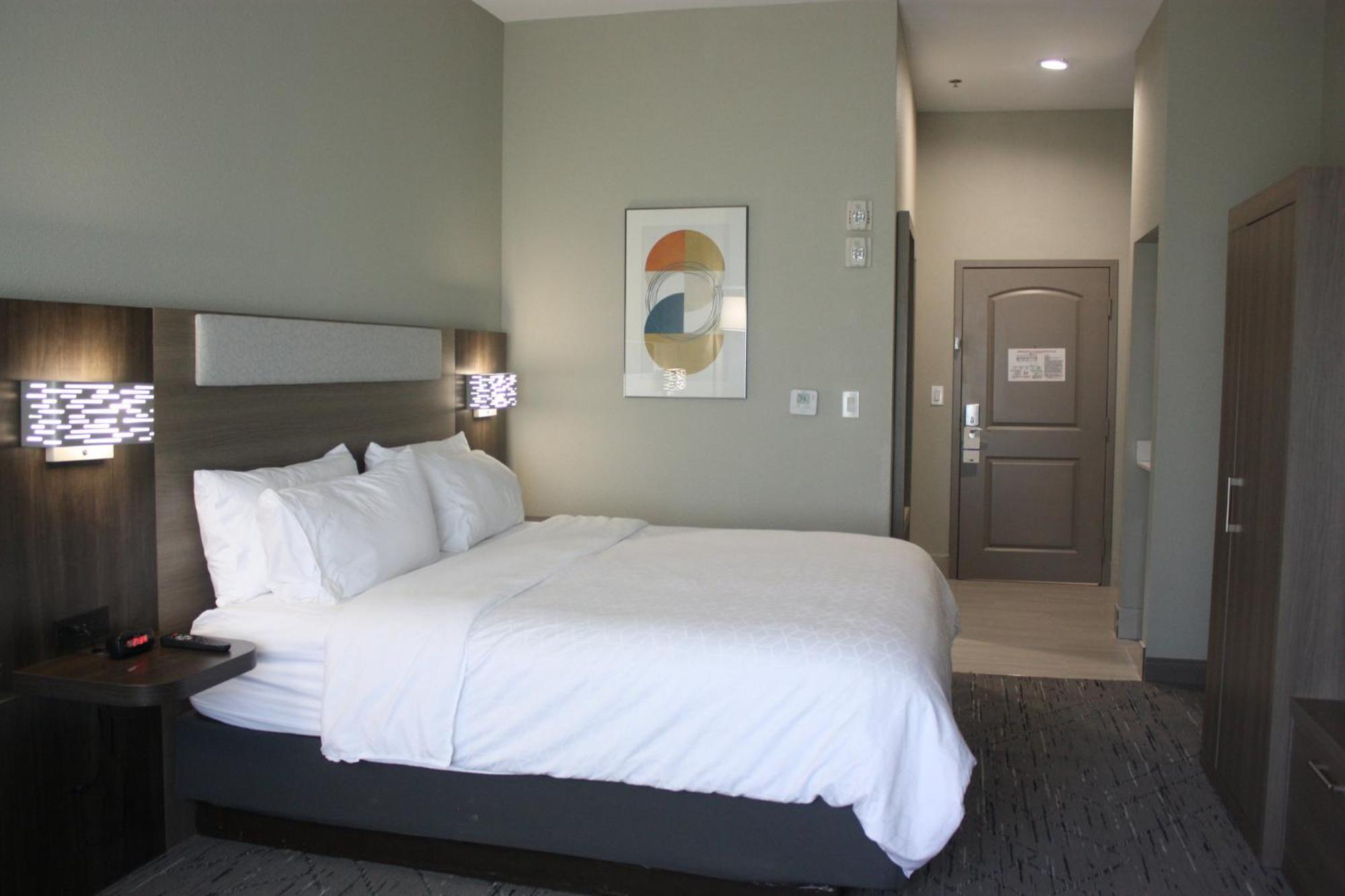 Holiday Express & North By Ihg Hotel Shamrock